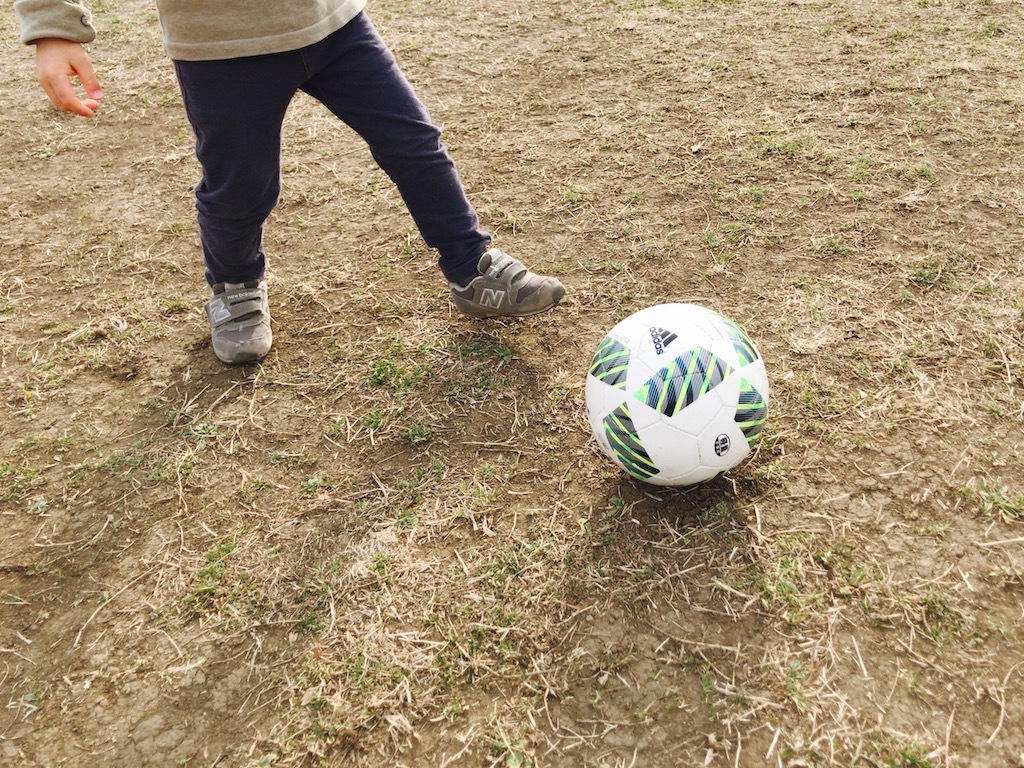 幼児のサッカーボールの選び方。3歳息子はアディダスの3号球。